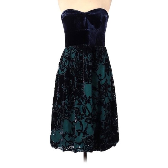 WD.NY Dresses & Skirts - WD.NY Strapless Velvet Cocktail Dress Size 8 Sweetheart Neck Floral Silk Blend